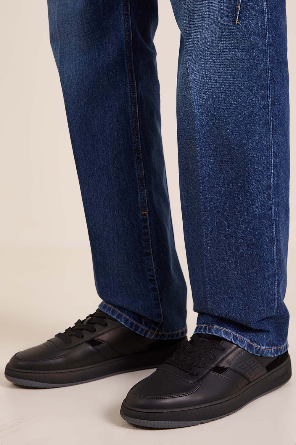 תמונת כל הלוק של נעלי סניקרס